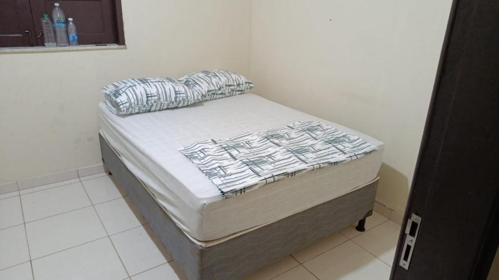 a small bed in a room with a mattress at Recanto Dunas Santa Rita in Estância