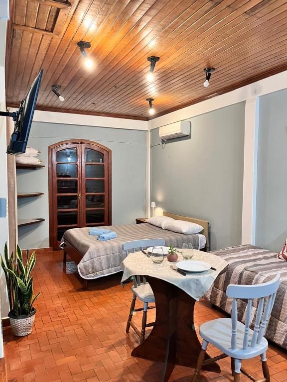 a living room with two beds and a table and chairs at Monoambiente Alegre in Paso de los Libres
