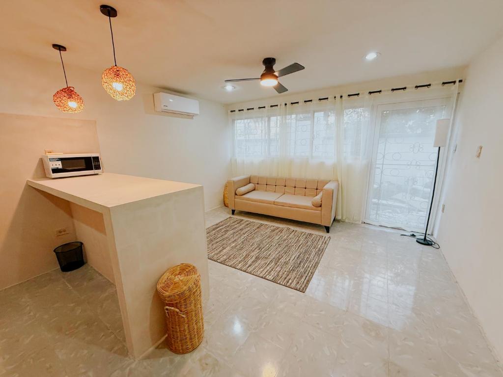 un soggiorno con divano di fronte a una finestra di Depa 39 a Mérida