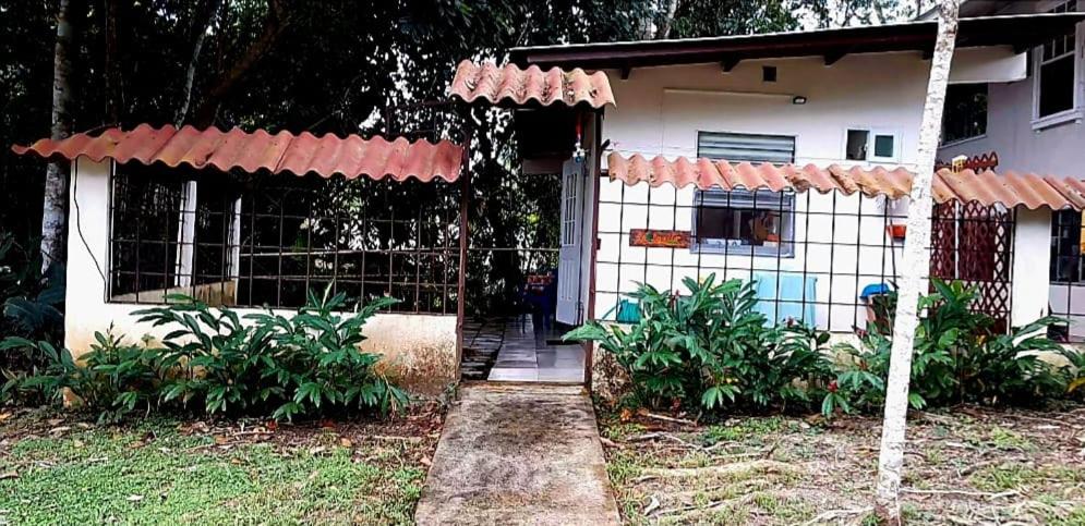 een wit huis met een poort en een veranda bij La Casita in Gamboa