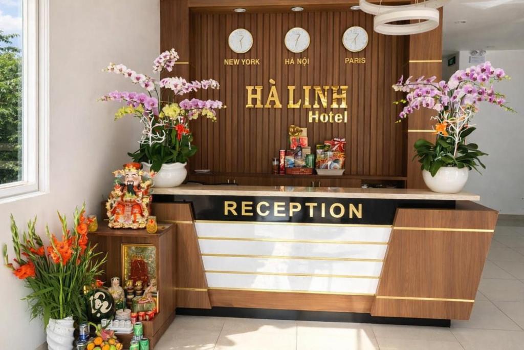 een hotellobby met een receptie met bloemen bij Hà Linh Hotel Vũng Tàu in Bà Rịa