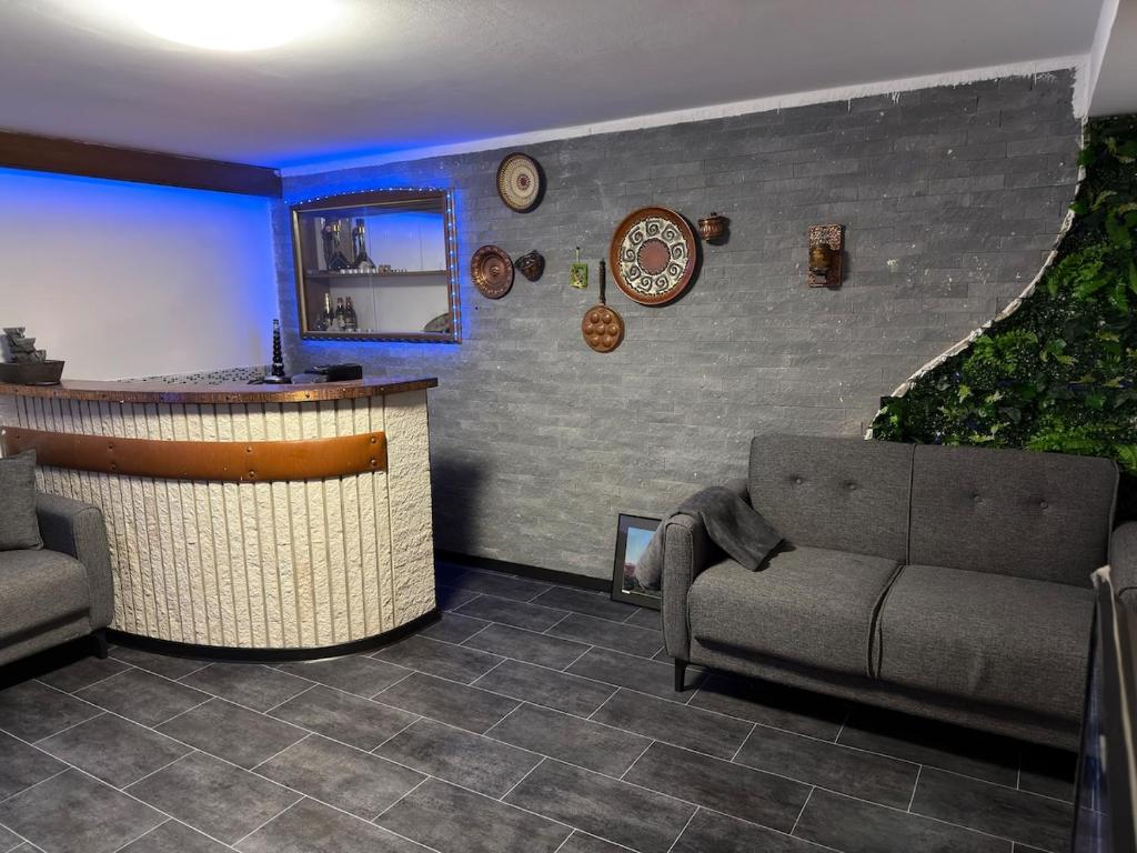 een woonkamer met een bar en een bank bij Cozy apartment in Heiligenrode in Niestetal
