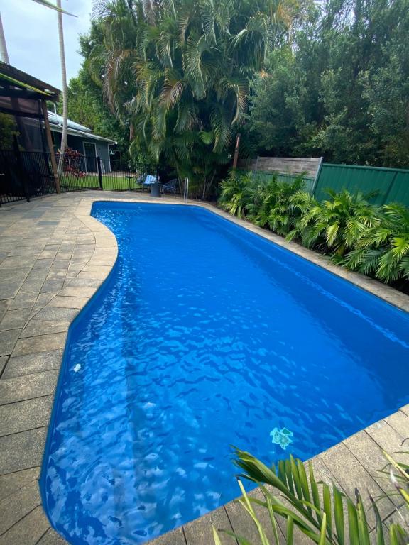ein Swimmingpool mit blauem Wasser in einem Hof in der Unterkunft 2 Long between breaks in Coffs Harbour