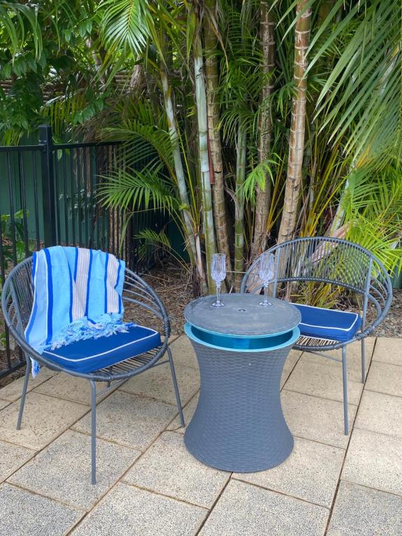 due sedie e un tavolo con un bicchiere di vino di 2 Long between breaks a Coffs Harbour