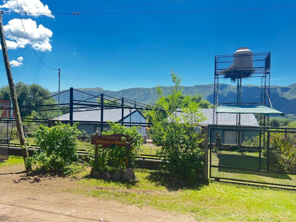 een gebouw met een hek en een watertoren bij Balcones de Bialet in Bialet Massé