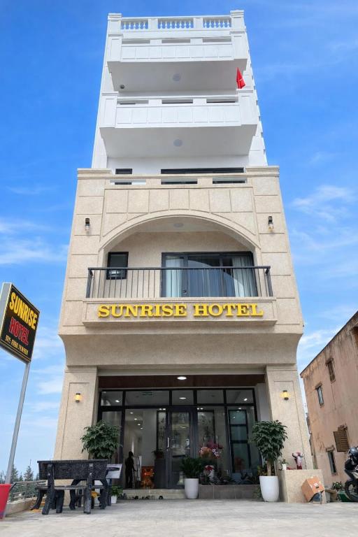 a building with a sun rise hotel sign on it at Sunrise Hotel Thiên Cầm in Hà Tĩnh