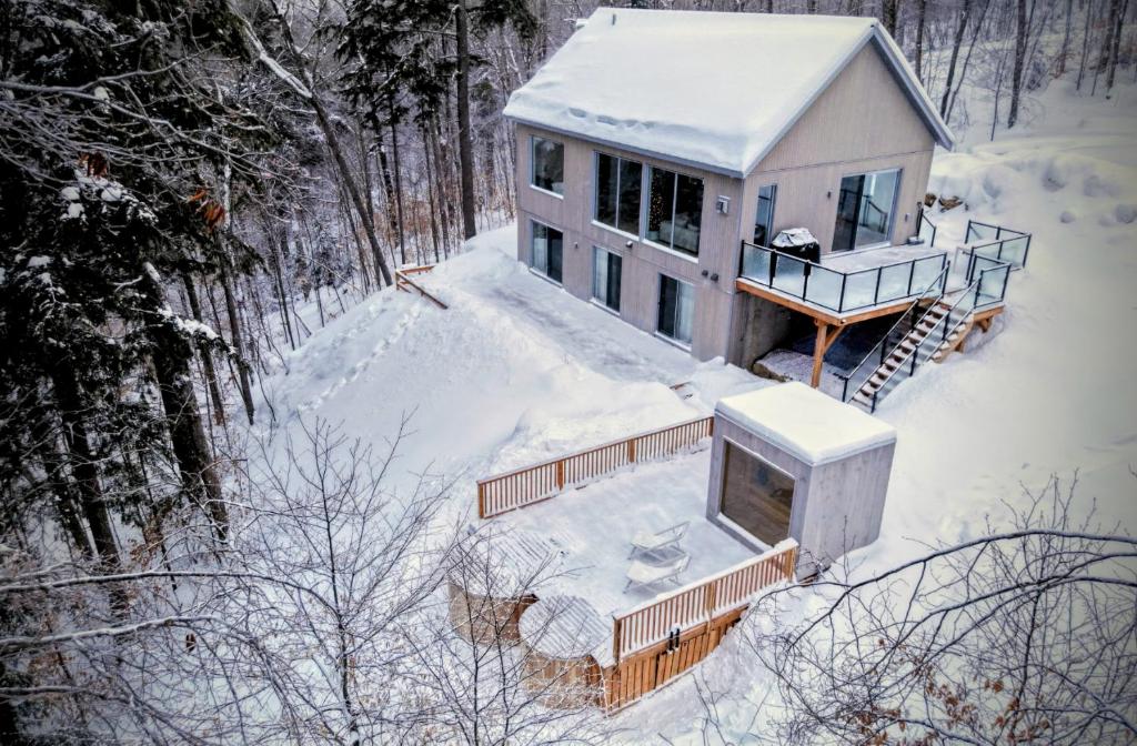een luchtzicht op een huis in de sneeuw bij Maison Solus - Mont Tremblant in Lac-Superieur