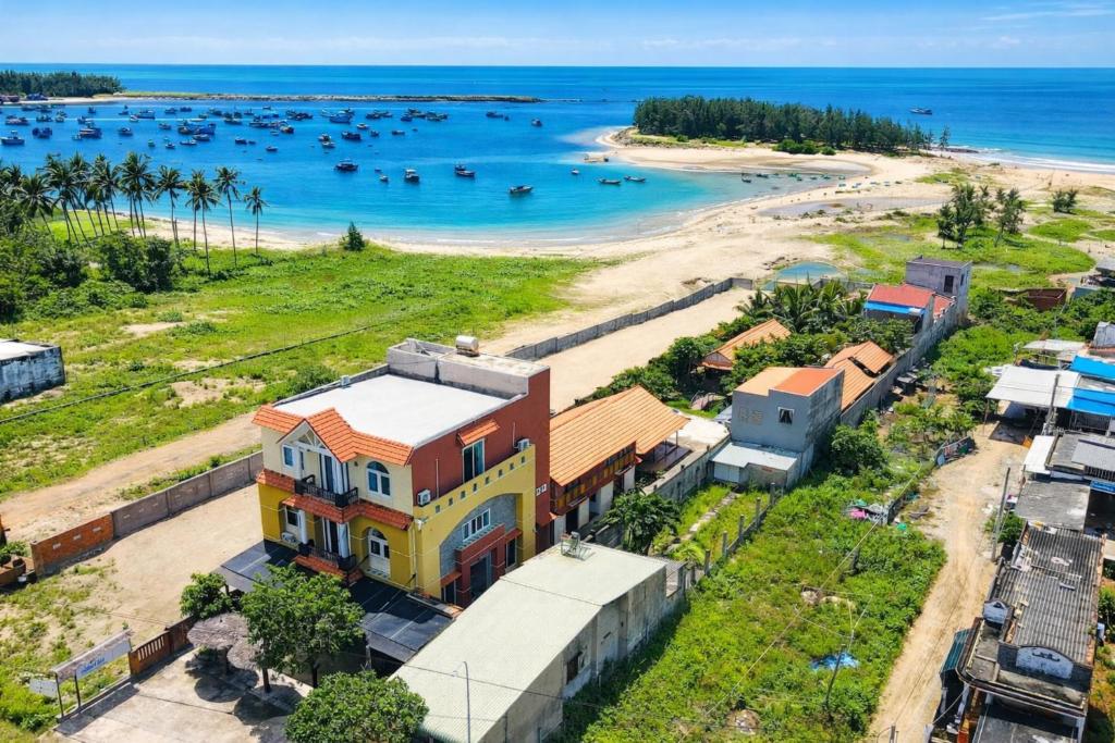 eine Luftaufnahme eines Hauses neben einem Strand in der Unterkunft ML Homestay in Bình Châu