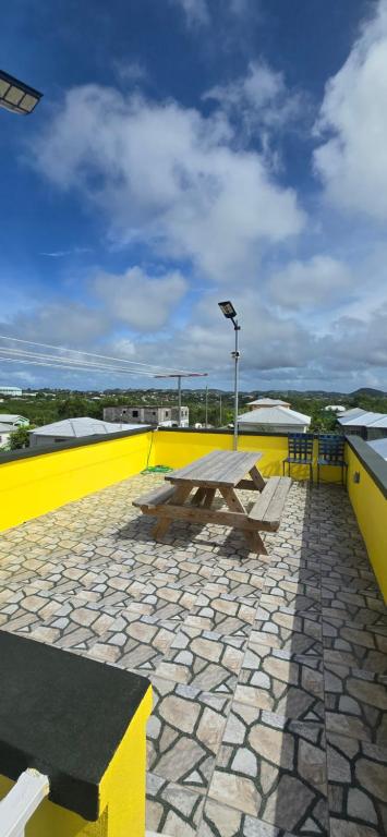 een picknicktafel op het dak van een gebouw bij Tiny Bliss Apartments in Potters Village