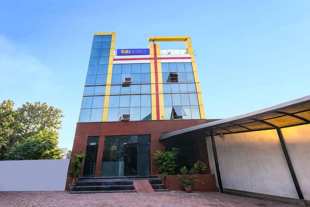un edificio alto con un cartello sul lato di FabHotel Divine a Gurgaon