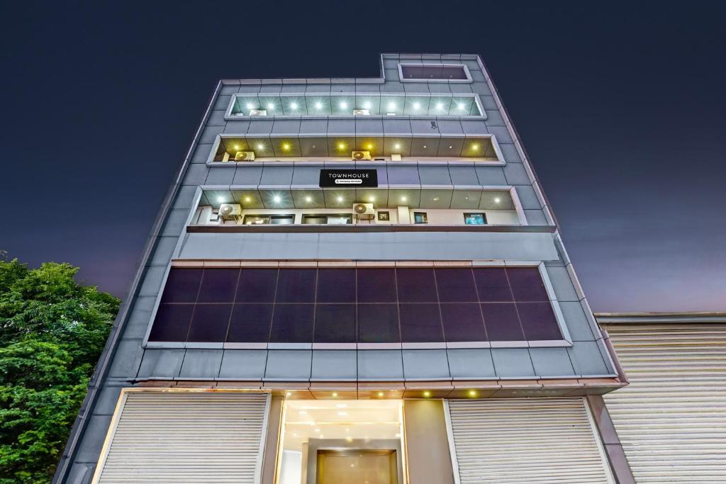 un edificio alto con molti pannelli solari sopra di Super Townhouse Sector 9 Gurgaon a Gurgaon