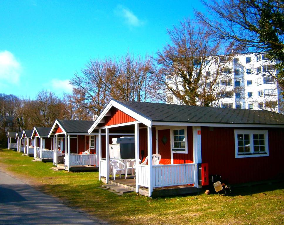 una fila de cabañas al lado de una calle en Helsingør Camping & Cottages Grønnehave, en Helsingør