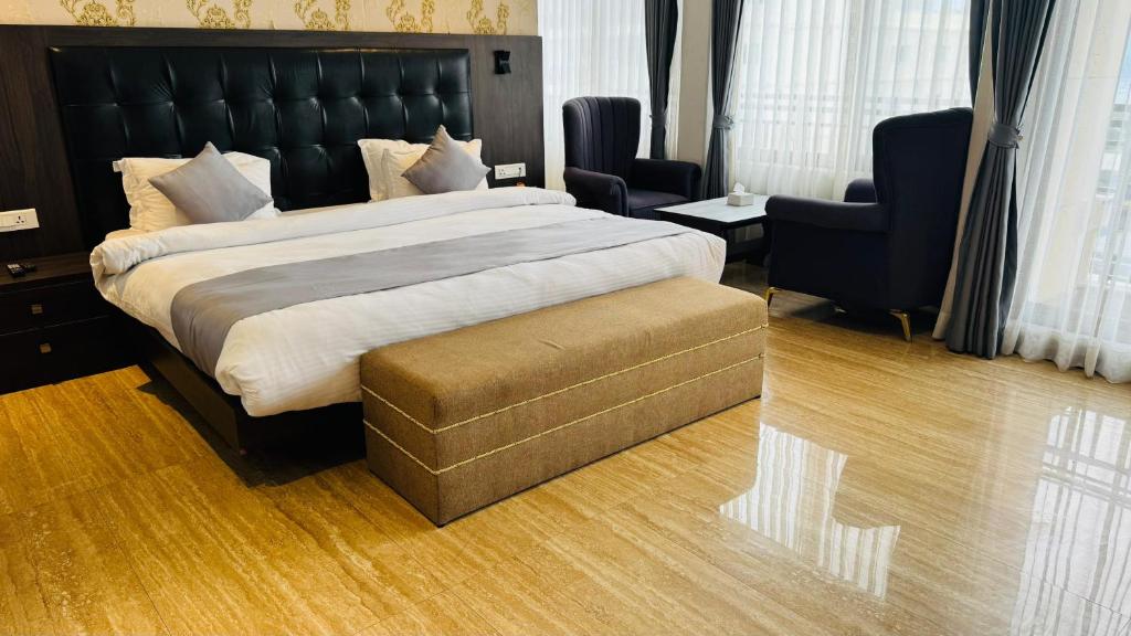 En eller flere senge i et værelse på Maharaja The Royal Hotel