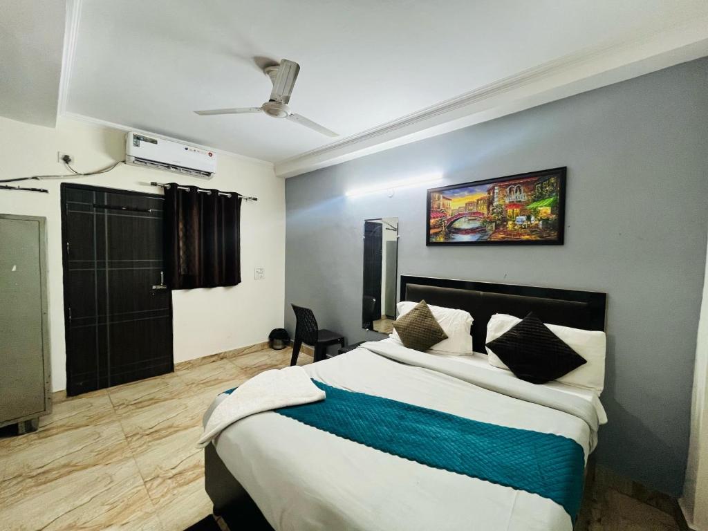 Giường trong phòng chung tại Hotel South 5 Mins From US Embassy - Chanakyapuri