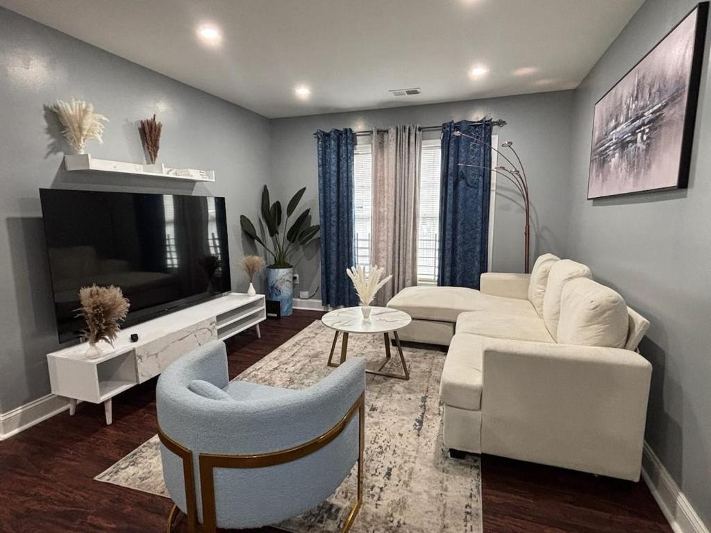 a living room with a couch and a tv at Airende in Newark