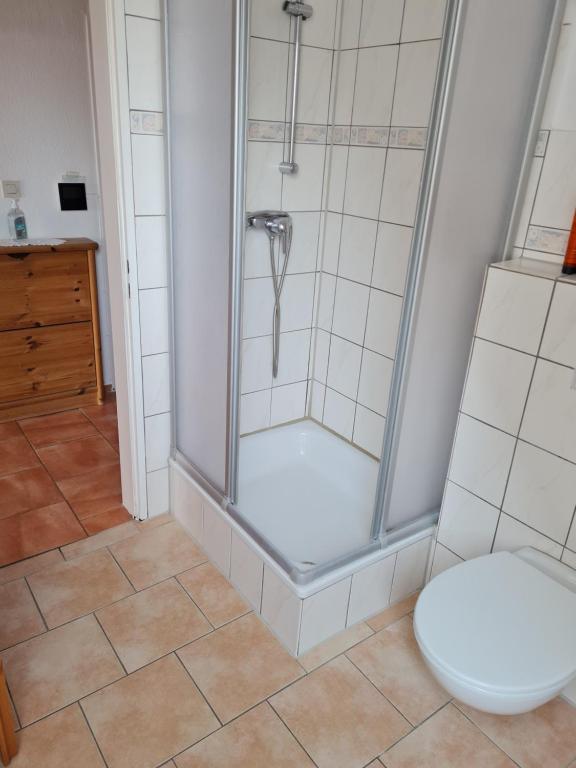 a bathroom with a shower and a toilet at Ferienwohnung Quickborn in Quickborn