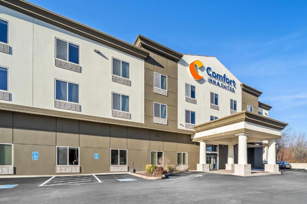 Een impressie van een Gallagher-hotel op een parkeerterrein. bij Comfort Inn & Suites Plainville-Foxboro in Plainville