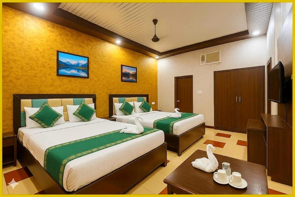 En eller flere senge i et værelse på Hotel Rixara Ayodhya Premium Palace Near Ram Janambhoomi Temple - Fully Air Conditioning Premium Rooms - BEST HOTEL