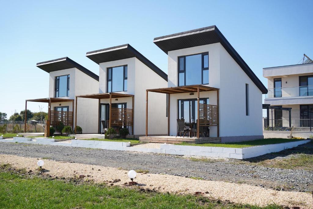 科尔布Loggia Corbu的黑屋顶白色房子