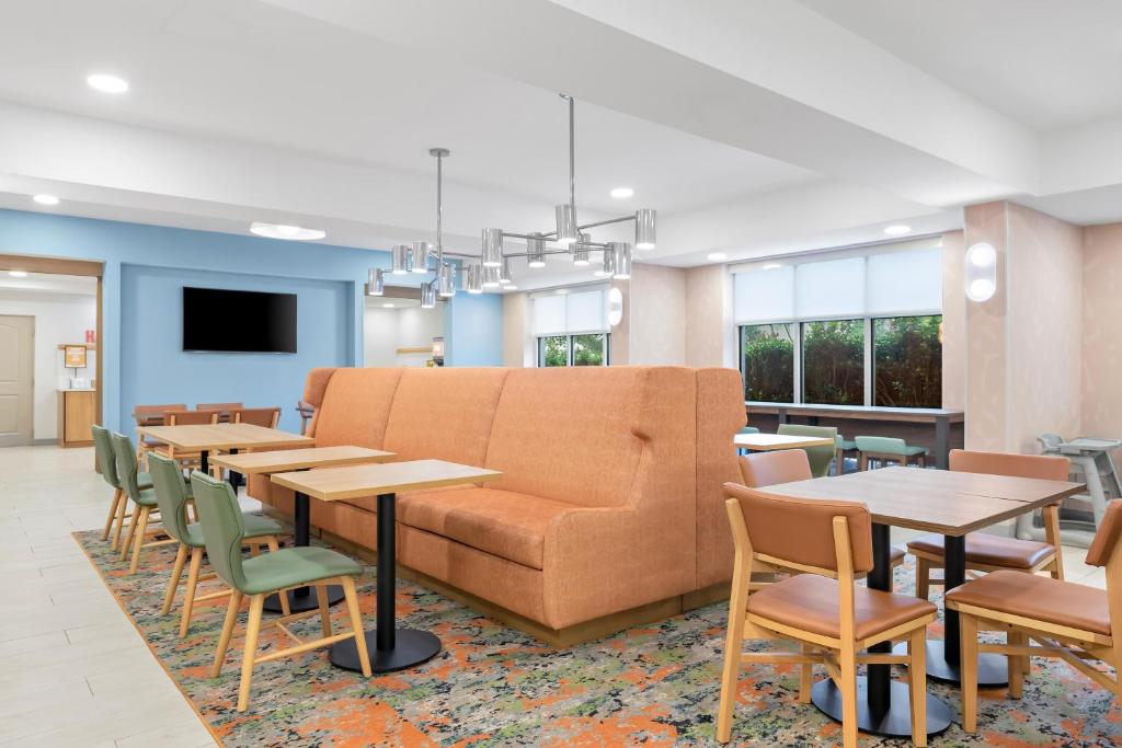 una sala d'attesa con tavoli e un divano di Hampton Inn Midland West a Midland