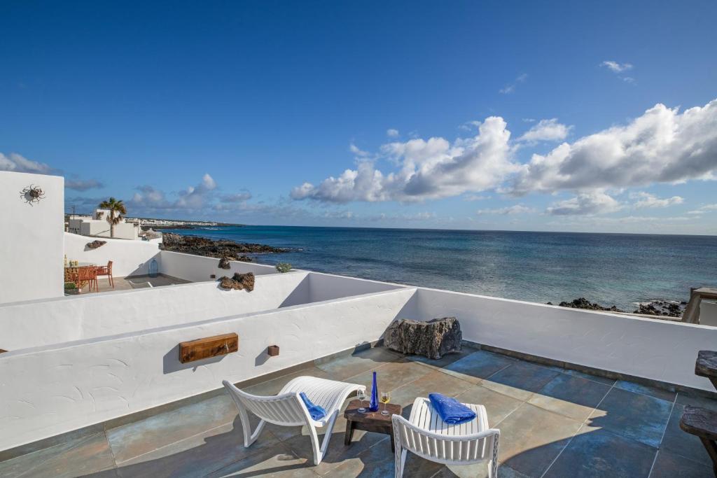 een uitzicht op de oceaan vanuit een villa bij El Jable Rentals in Arrieta
