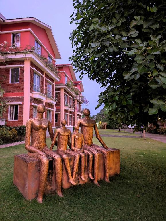 a statue of four people sitting on a bench at Ketaki Homestay in Shānti Niketan