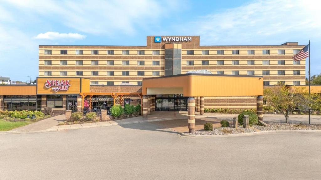 een weergave van een hotel met een gebouw bij Wyndham Minneapolis South Burnsville in Burnsville