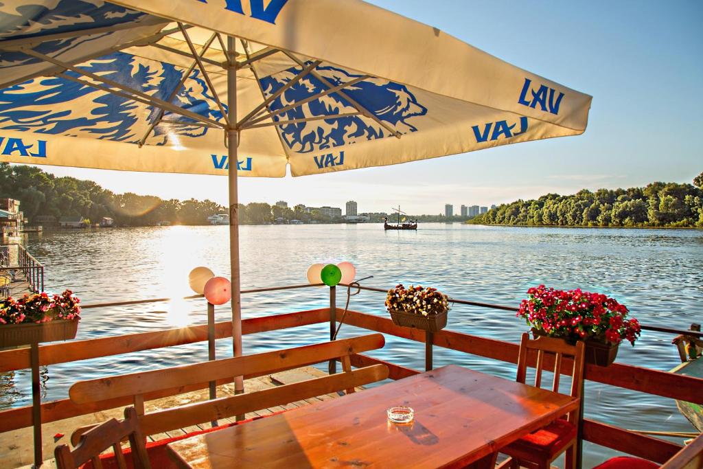 Výhled na řeku, která protéká v blízkosti hostelu