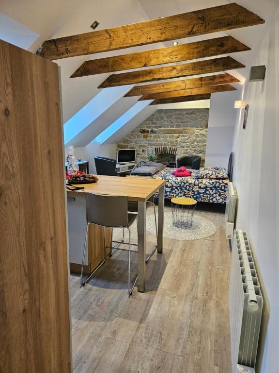 ein Wohnzimmer mit einem Tisch und einem Sofa in der Unterkunft Le petit pierre in Quimper