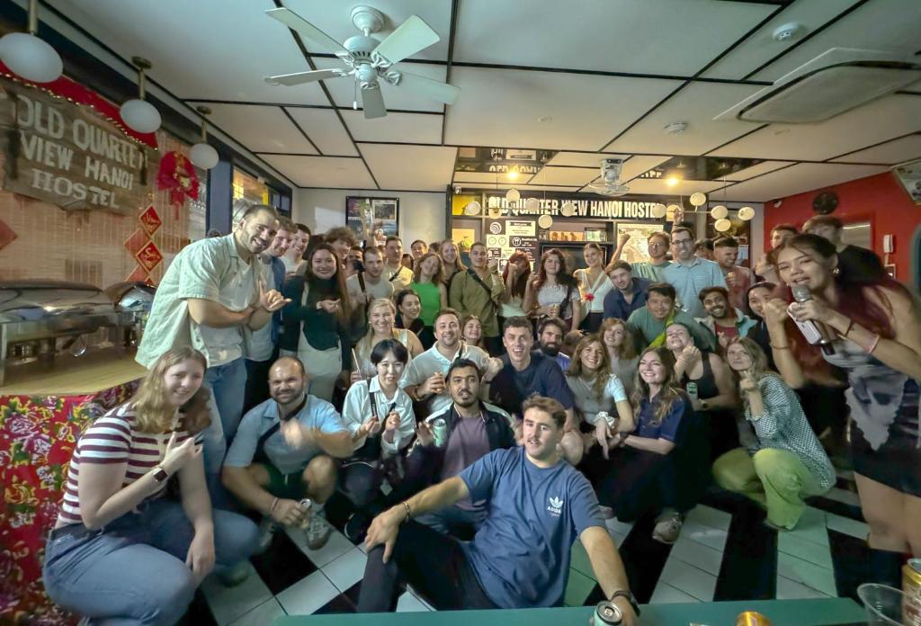 eine große Gruppe von Menschen, die für ein Foto posieren in der Unterkunft Old Quarter View Hanoi Hostel in Hanoi