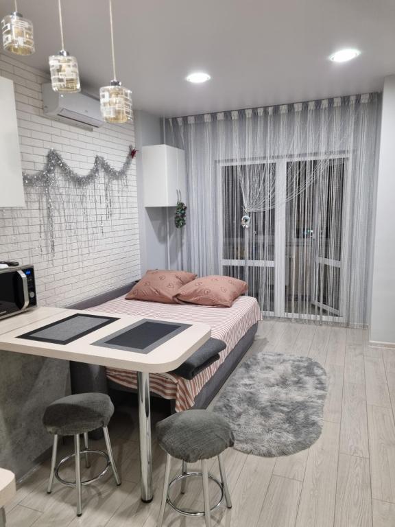 Postel nebo postele na pokoji v ubytování Уютная квартира на сутки с видом на Море, комфортное проживание с генератором