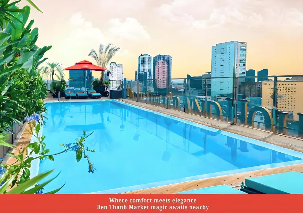 Swimmingpoolen hos eller tæt på Happy Life Grand Hotel & Rooftop Skybar