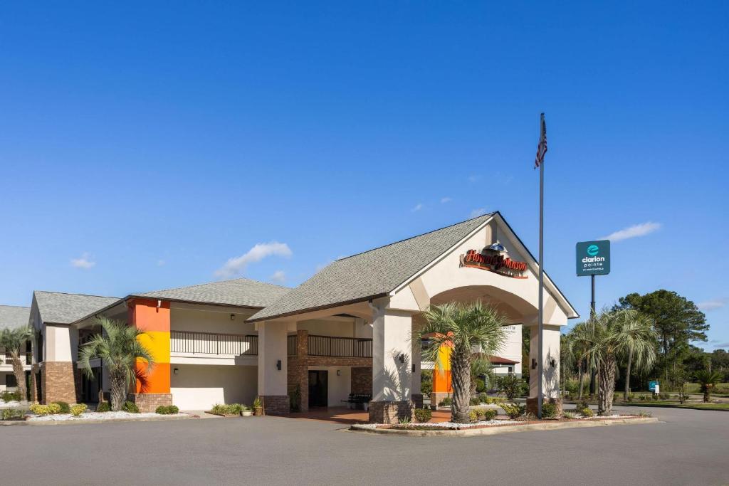 een hotelgebouw met een vlag erop bij Howard Johnson by Wyndham Savannah GA in Savannah