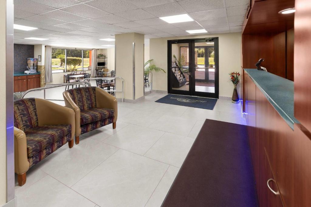 Howard Johnson by Wyndham Savannah GA photo