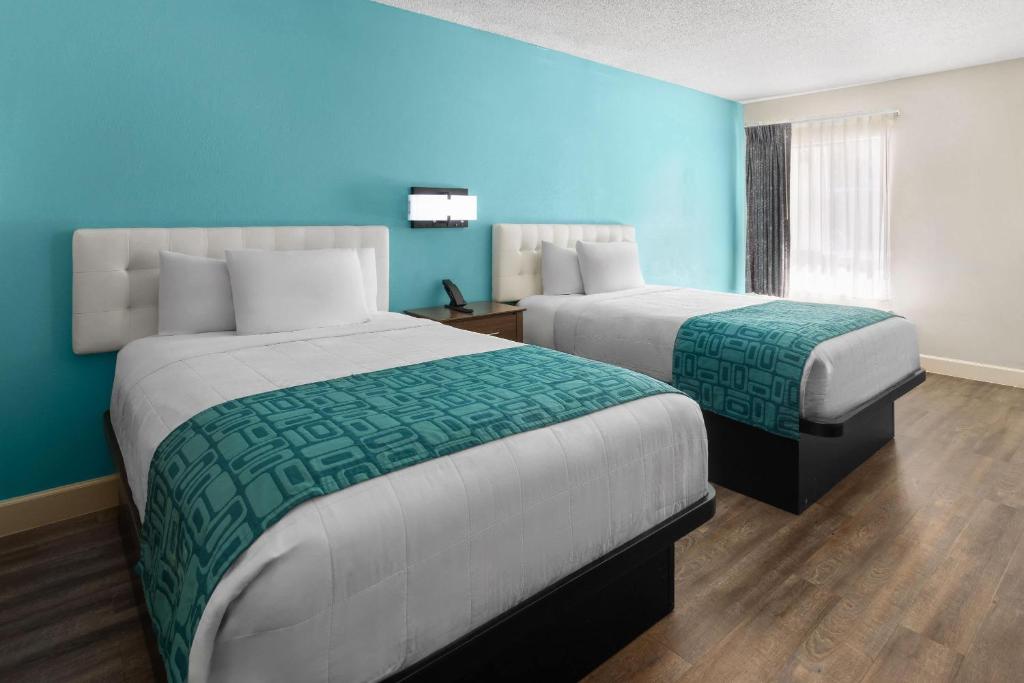 Howard Johnson by Wyndham Savannah GA photo
