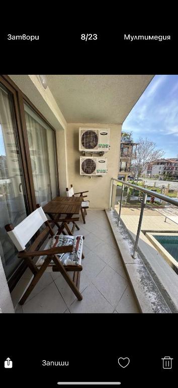 einen Balkon mit einem Picknicktisch und Poolblick in der Unterkunft Апартаменти Нино in Sozopol