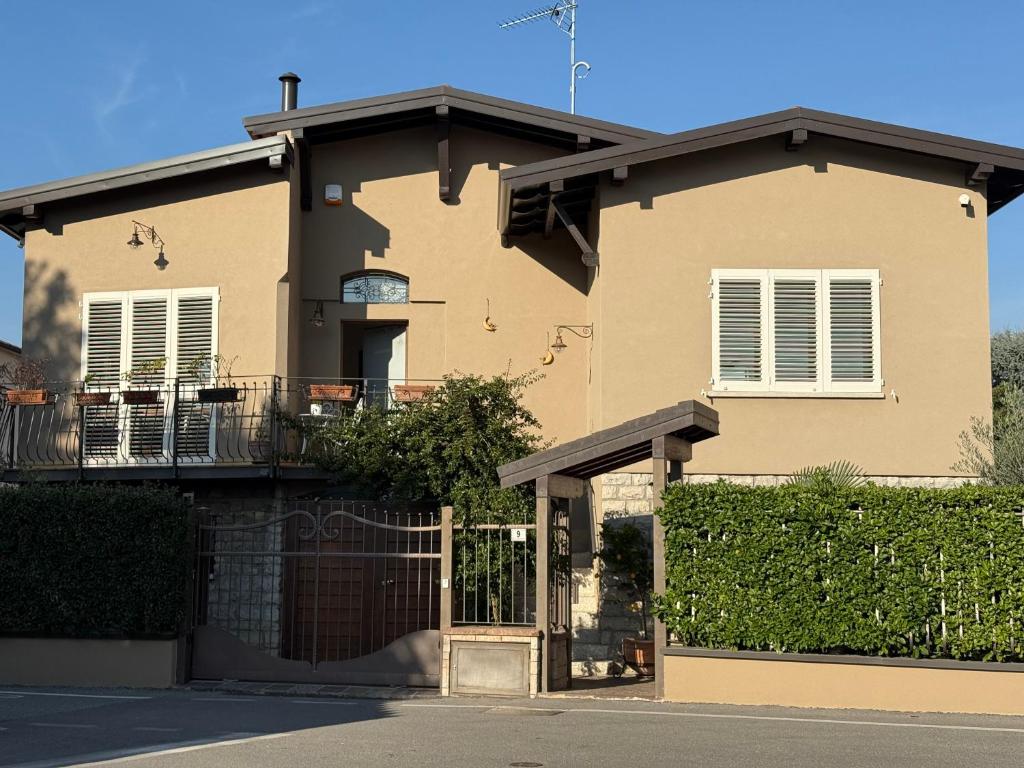 a house with a gate and a fence at Villa Fenix Seriate in Seriate