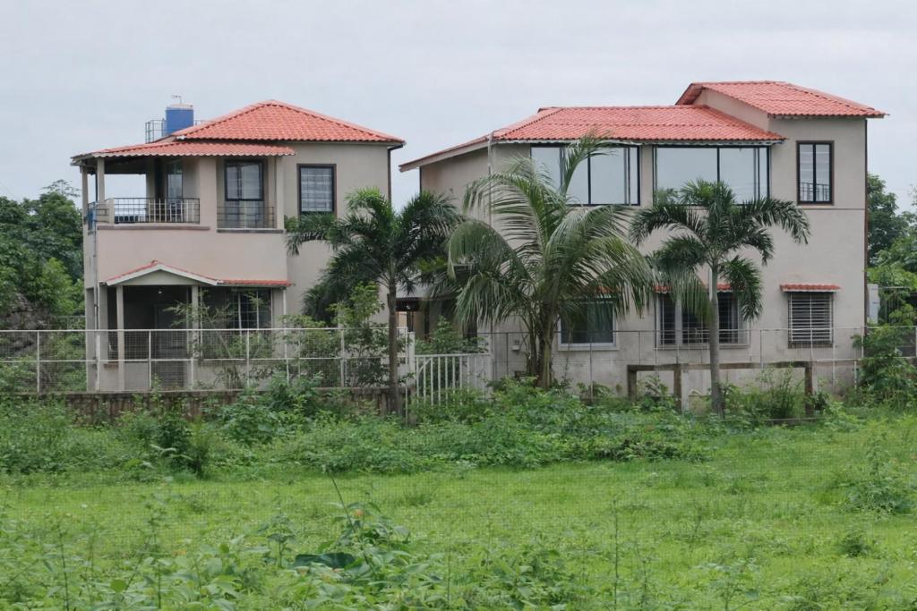 una vecchia casa con palme di fronte di Kiashna Villa 32 a Khardi