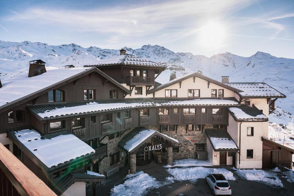 een groot huis met sneeuw op het dak bij Résidence l'Oxalys in Val Thorens