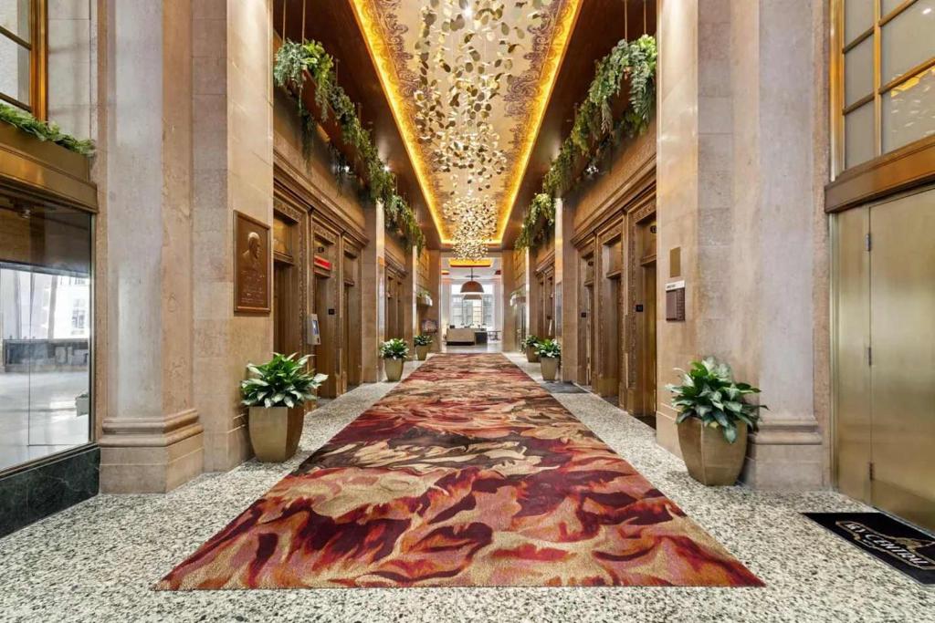 un corridoio con un grande tappeto sul pavimento di un edificio di CozySuites Sky Central #21 a Cincinnati