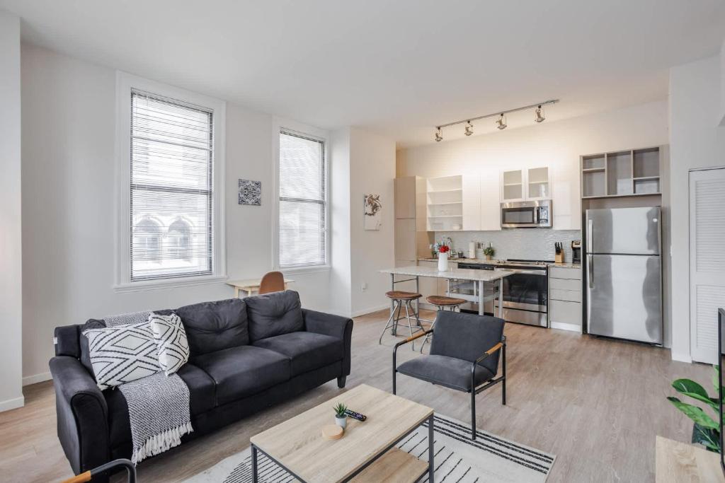 een woonkamer met een bank en een tafel bij CozySuites Sky Central #4 in Cincinnati