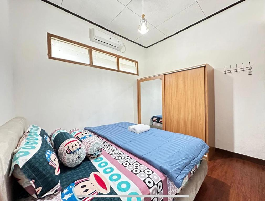 ein Schlafzimmer mit einem Bett mit Kissen darauf in der Unterkunft Puri Sagan in Yogyakarta