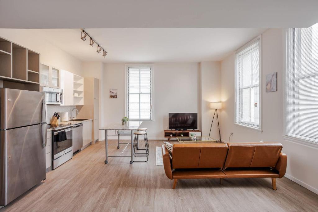een woonkamer met een bank en een tafel bij CozySuites Sky Central #20 in Cincinnati