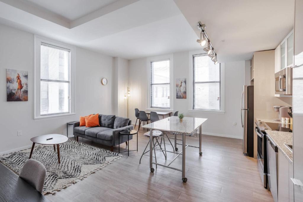 un soggiorno con un divano e un tavolo di TWO CozySuites Sky Central Rooftop Pool #29 a Cincinnati