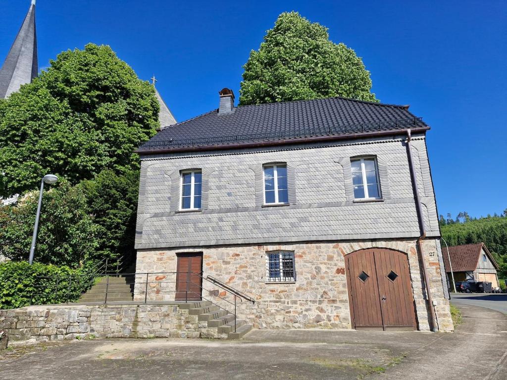 an old stone building with a wooden door at Ferien im Denkmal in Sundern