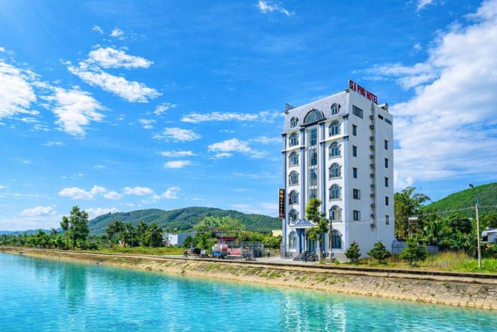 een hotel aan de kant van een rivier bij Gia Phú Hotel Bình Thuận in Tánh Linh