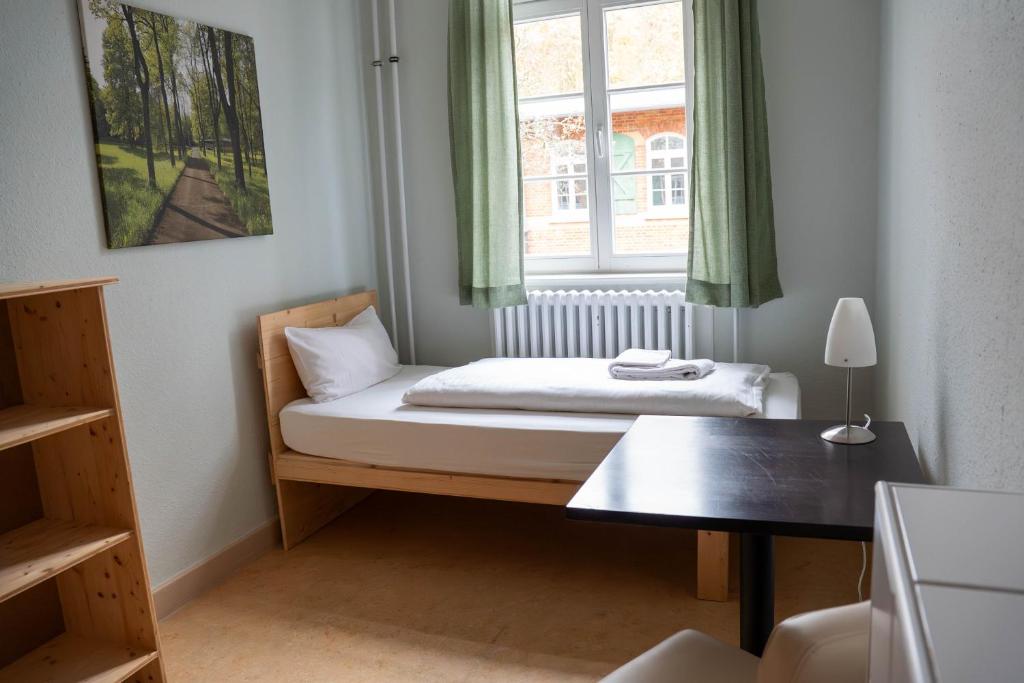 albgut GmbH - Übernachten im Kulturdenkmal Altes Lager in der ehemaligen Offiziersunterkunft SO1 - Habitación Individual Económica