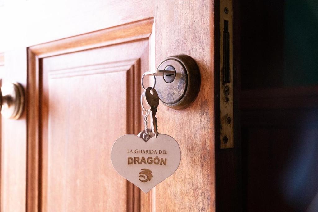 a lock on a door with a tag on it at The Dragon's Lair in Piñeiro