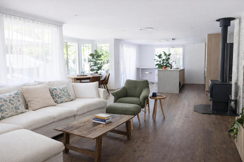 Khu vực ghế ngồi tại Peaceful Byron House, Walk to Beach, Starlink, Flexible Sleeping Arrangements