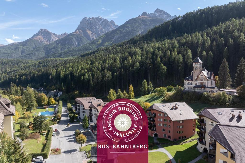 een bord voor de bus Briensteen Hotel in de bergen bij Chasa Valbernard 4105 in Vulpera